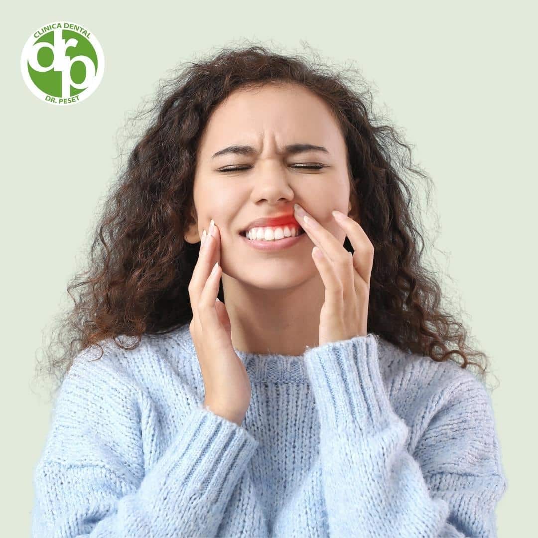 Qué es la periodontitis, qué síntomas tiene y qué hacer